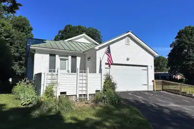 Image de Walk to Everything! Spacious & New 4-Bedroom Home in the Center of Town.