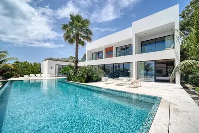 Image de Upscale 5-bed Beachfront Villa w\/ pool, pier & ocean front