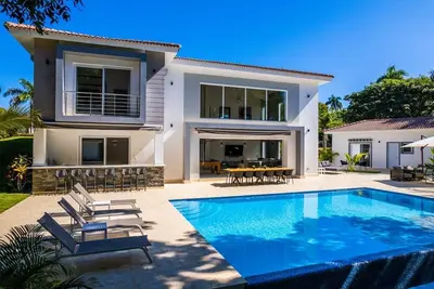 Super-luxury guest-friendly mansion in central Sosua, private pool
