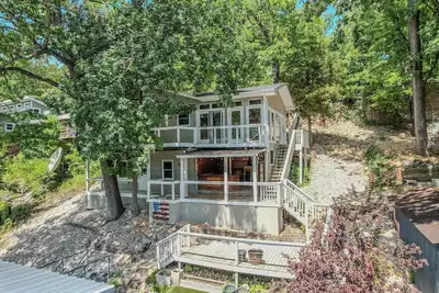 Image de Lakefront And Newly Renovated! Sleeps 12!
