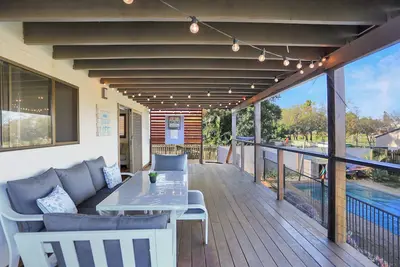 Image de Large home short walk to beach with pool