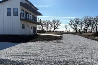 Image de Brand New Lake House across from boat dock-2nd home and boat slip available too!