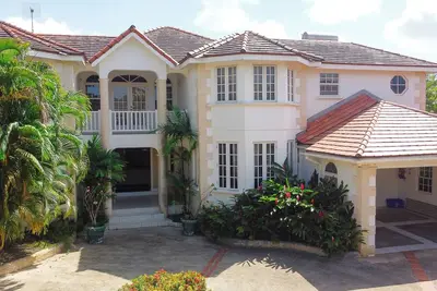Image de Escape to a delightful spacious family villa in Saint James