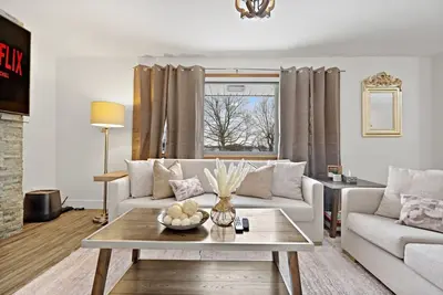 Image de River Front 7br House | Family Haven | Sleeps 14!