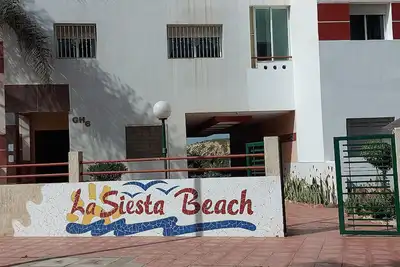 Image de appartement au bord de la piscine