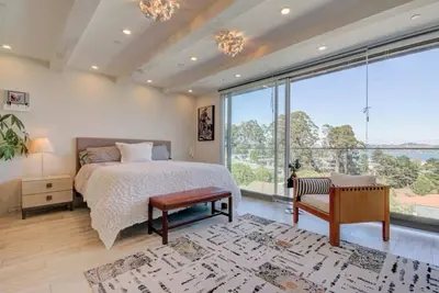Image de Tranquil townhome w\/ floor-to-ceiling bay view in charming Sausalito