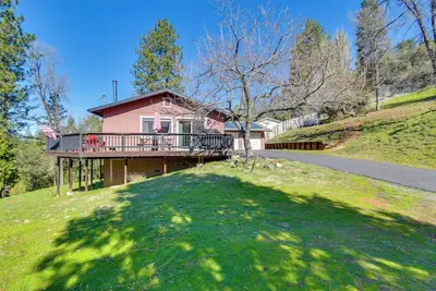 Image de Near Hiking & Fishing: Tuolumne Cabin w/ Deck