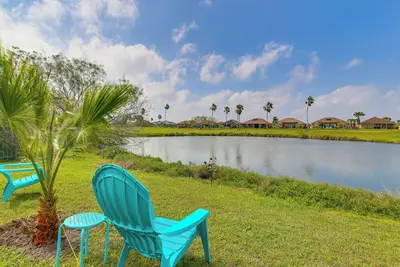 Image de 11 Mi to Isla Blanca Beach: Townhome w/ Lake Views