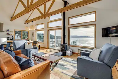 Image de Oceanside Escape w/ Stunning Views: Walk to Beach!