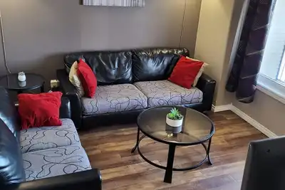Image de Spacious 4-bedroom townhome in charming Red Deer with WiFi, Ac