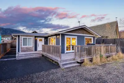Image de Coastal Home, Steps to the Beach, Shops & Eats | Saltgrass Cottage by AvantStay