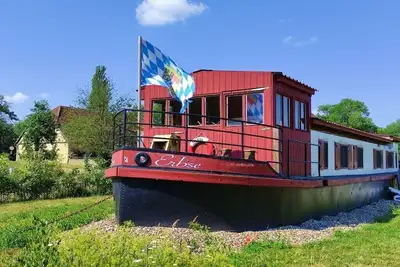 Image de Navire de cinéma \"Pea\" péniche extraordinaire à terre