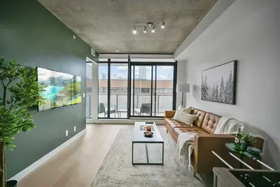 Image de King Bed | Foosball | Ac | Gym | Central Downtown