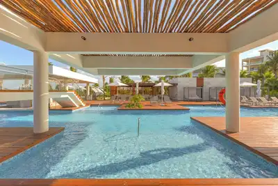 Image de Gated Beachside Retreat, Pools, Gym & Kids Fun