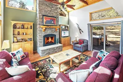 Image de Koda Bear Lodge By Destination Big Bear: Cozy 3 Bedroom Modern Craftsman Cabin! Foosball Table! Hot Tub! Pet Friendly! Walk To Bear Mountain & Golf Course!