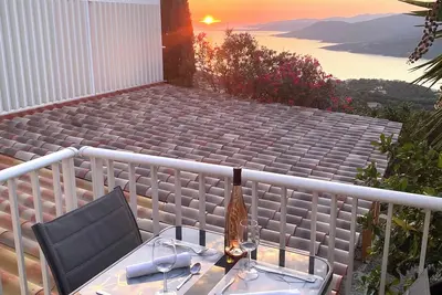 Image de Charmant appartement rénové, 2 pers. vue imprenable entre mer&montagnes \"U Nidu\"