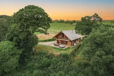 Image de Luxury Secluded Log Cabin with a Hot Tub - Sleeps 8 - Dog Friendly - River View