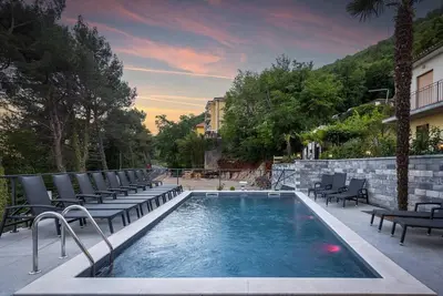 New! Villa with 6 Bedrooms and Heated Pool