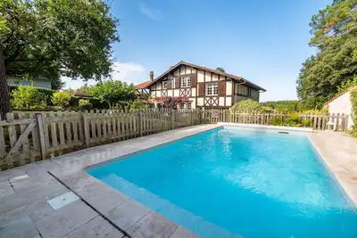 Image de Grande maison familiale au calme avec son jardin de 2000 m2 et piscine.
