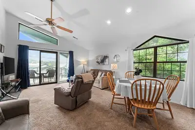Image de Penthouse Quiet End Unit • Near Strip + Pool