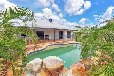 Image de Large, modern family home in quiet area