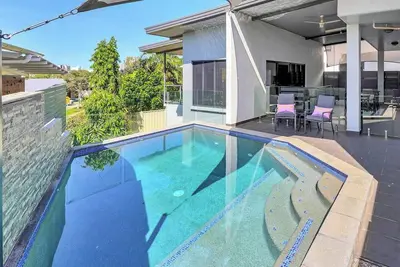 Image de Amazing city views in this 3 bedroom home with stunning plunge pool