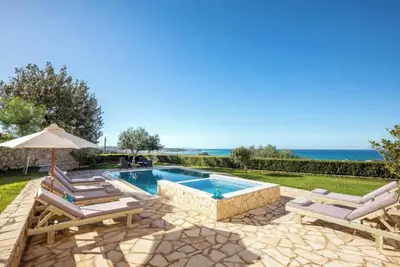 Villa Piedra, Modern style 3 Dbrm Villa in Acharavi with private pool and jazuzzi