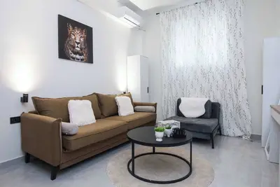 Image de The Den Modern 1 Bd Apt in Lively Kipseli