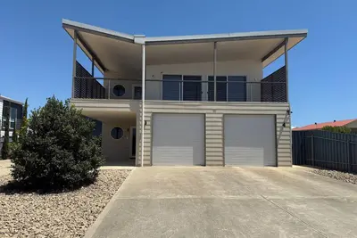 Image de Duttons Point Turton-Beautiful executive property with sea views from balcony