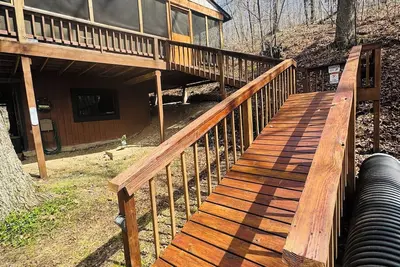 Image de Secluded Treehouse Retreat by Lake Ozark