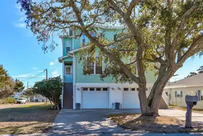 Image de Island Dreams | Steps to the Beach w/ Ocean Views & Modern Comfort