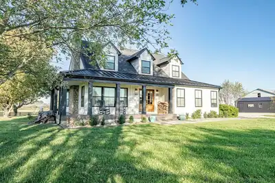 Image de Luxury Bourbon Trail/Derby, Kentucky Getaway with Pool! 3 King Bedrooms