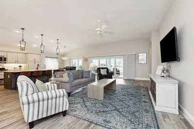 Image de Villager's Luxe Retreat:  New 3 Bdrm/2 bath + Office + Golf Cart + Grill