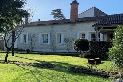 Image de Maison de ville dans un parc arboré de 9000 m2 avec piscine, proche de la plage