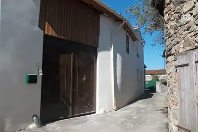 Image de Bergerie rénovée dans village pyrénéen. Petits animaux de compagnie acceptés.