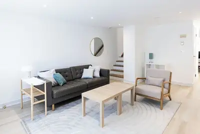 Image de 3 bed 1. 5 bath in-unit washer, dryer and 50 inch Tv