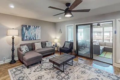 Image de Cozy Townhouse with a Covered Deck, Smart TVs, and Golf Nearby