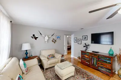 Image de Cozy colorful home with living and play room, patio with Bbq & backyard