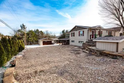 Image de Spacious 5-bedroom lake lodge on Tablerock lake.