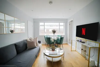Image de Art-deco apartment in very popular Chelsea area.