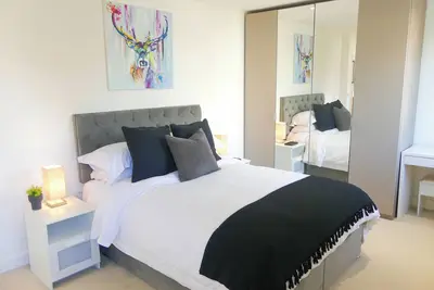 Image de Luxury Penthouse w/ Balcony | 2x Free Parking | 3 minutes to Mainline Station