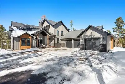 Image de Black Hills retreat featuring home theatre, clubhouse access, hot tub & pool