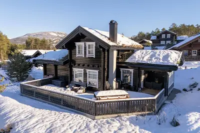Image de Next to the ski slope, in beautiful Vrådal, lies the charming and lovingly furnished holiday home ‘Drømhytte’. From this comfortable vacation home, you can step right into the ski lift.