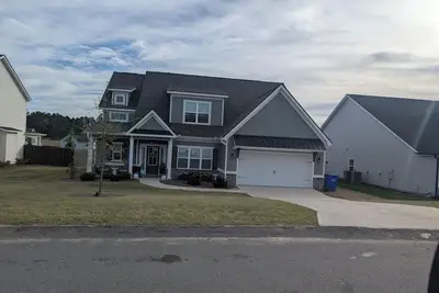 Image de Spacious 4-bedroom house with WiFi and Ac 20 minutes from the masters!