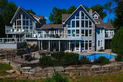 Image de Big Bear Estate, a family dream cottage on the shores of Jack Lake, Ontario.