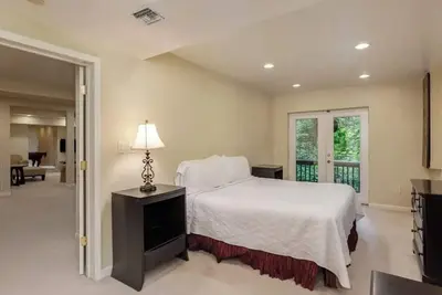 Image de Sapphire Mountain Retreat with Amenities, Stream and Views - Clean & Spacious