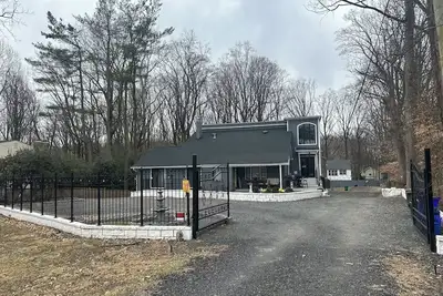Image de 3-bedroom home in awesome quiet neighborhood of Bethesda with WiFi, Ac