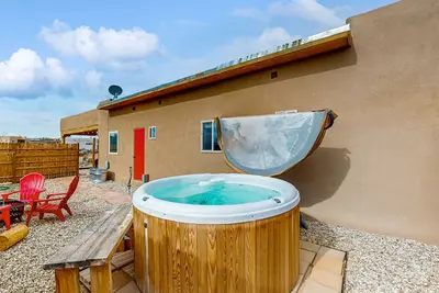 Image de Colorful music-themed home with mountain views, hot tub, woodstove & Wifi