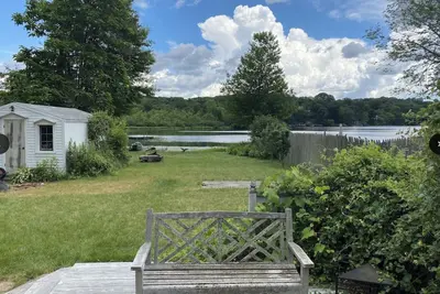 Image de With Inn —Charming 2-bedroom cottage in Guilford with WiFi and Ac