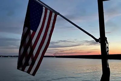 Image de Lakefront 3 bedroom/2 bath Log Cabin with Dock, Deck & Amazing Sunset Views!